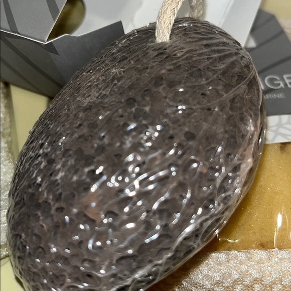 Spa Set Giftbox NWOT Exfoliate, Sponge, Gloves & Lava Pumice - Picture 8 of 10